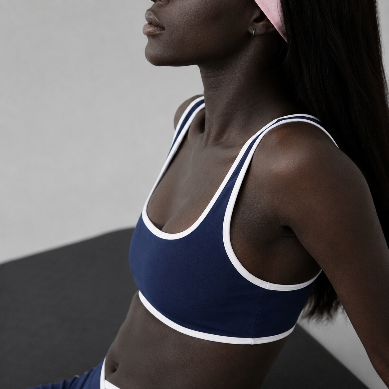 Black - lifestyle shot 1