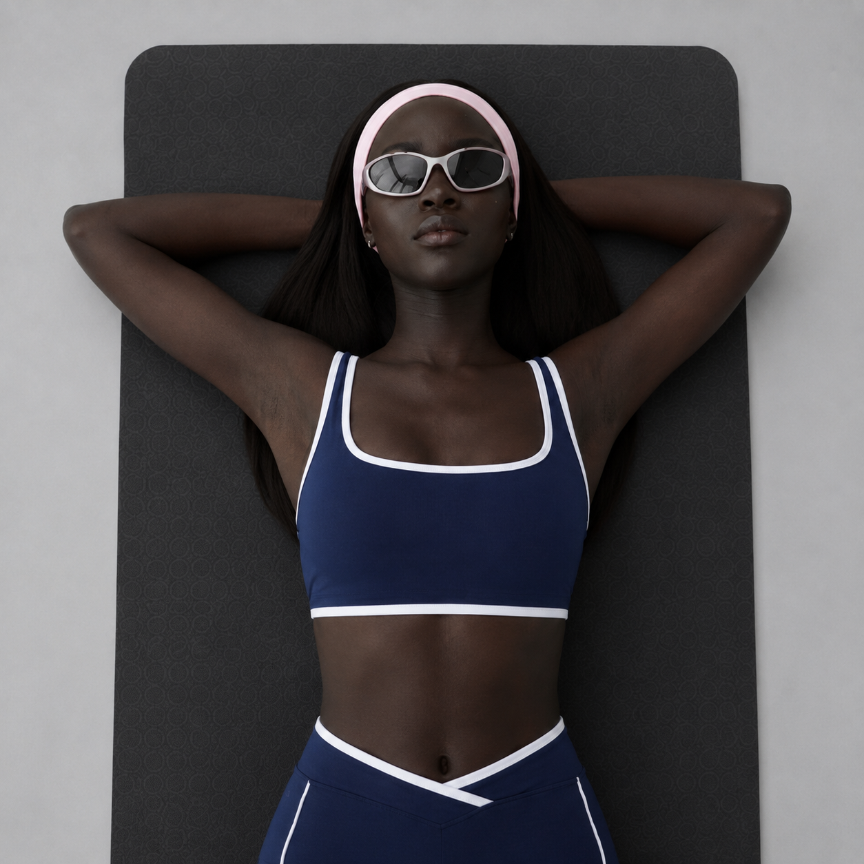 Black - lifestyle shot 3